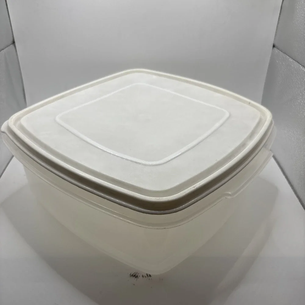 Rubbermaid Servin Saver #4 Storage Container Square White Lid 19 Cups USA